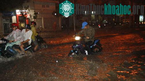 Mưa bất ngờ lúc triều đạt đỉnh khiến đường Ngô Tất Tố ngập nặng, nhiều xe chết máy
