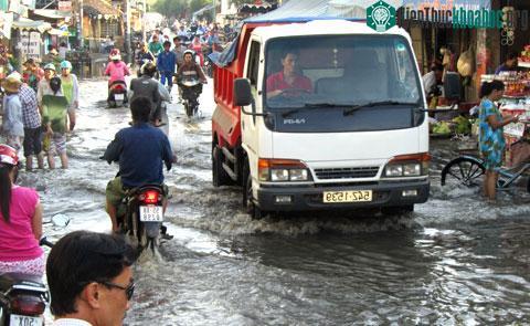 Đường số 36, khu phố 8, phường Linh Đông, quận Thủ Đức ngập trong triều cường.