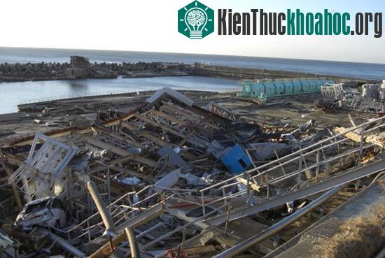 Hàng nghìn người đã được sơ tán cách vùng đất cách ly quanh nhà máy Fukushima I 20km