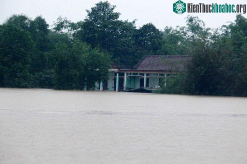 Hàng ngàn nhà dân ở miền Trung đang ngập sâu trong lũ. (Ảnh: Nguyễn Đông)