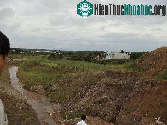 Dòng nước chứa xút chảy ra môi trường. (Ảnh Khắc Lịch)