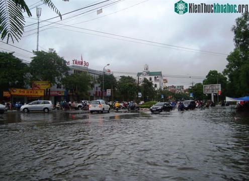 Mưa lớn khiến nhiều đoạn đường ở miền Trung ngập nước. (Ảnh: Hà Khoa)