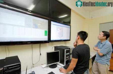 Hoạt động tại Trung tâm cảnh báo động đất và sóng thần (Viện Vật lý địa cầu). (Ảnh: Như Ý)