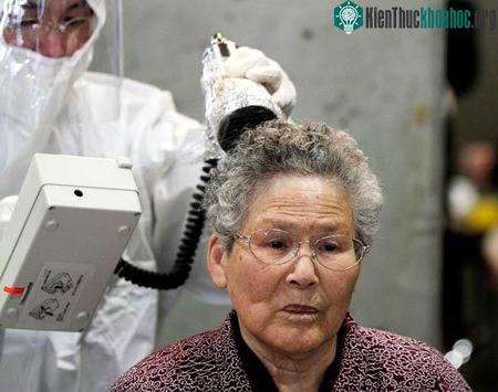 Một người dân sống gần nhà máy điện hạt nhân Fukushima I được kiểm tra nồng độ phóng xạ hồi tháng 4 ( Ảnh: AP)