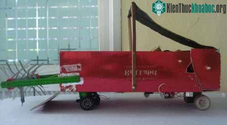 Mô hình “Xe quét rác tự động” (Ảnh: Hoàng Liên)