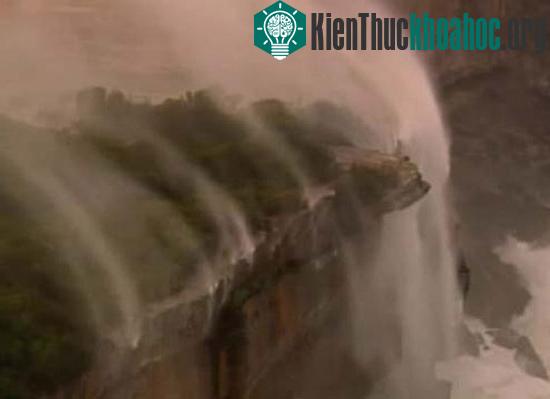 Thác nước “chảy ngược” ở Sydney
