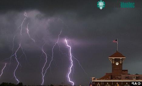 Sét đánh gần trung tâm thành phố Wichita, Kansas (Mỹ)