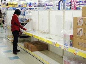 Các sạp hàng ở Kamaishi trống trơn quạt điện.