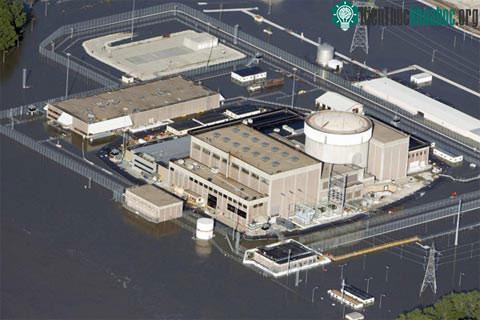 Nhà máy hạt nhân Fort Calhoun bị bao vây bởi nước sông Missouri.