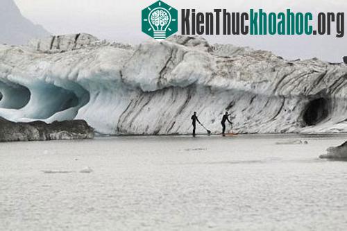 Tro bụi núi lửa nhuộm đen sông băng Vatnajokull
