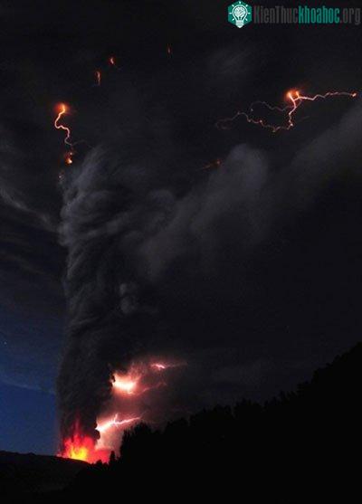 Cận cảnh núi lửa Puyehue phun trào