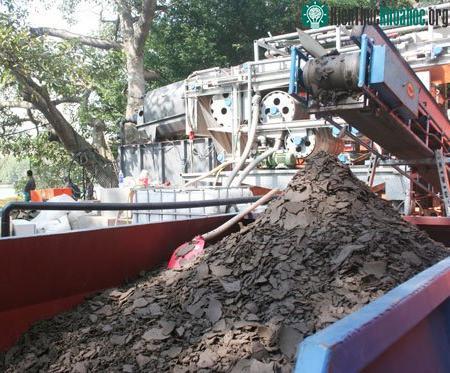 Tiếp tục hút bùn hồ Gươm bằng công nghệ Đức ảnh 0