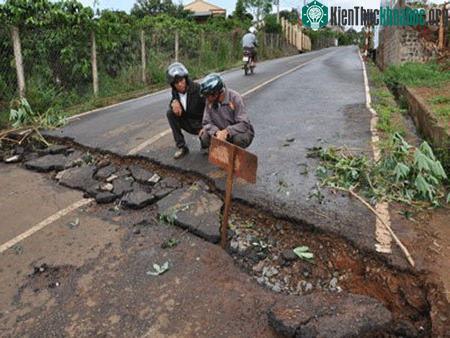 Nứt, lún đất nghiêm trọng ở Lâm Đồng ảnh 0