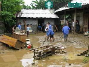 Khắc phục hậu quả sau khi lũ đi qua. (Ảnh: Bùi Thanh Hải/TTXVN).