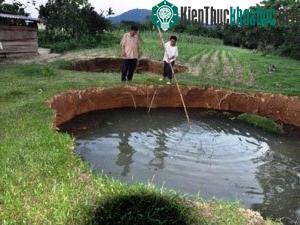 Hai hố có đường kính mỗi hố gần 8m, sâu lút cả cây sào tre hơn 7m. (Nguồn: Dantri.com.vn).