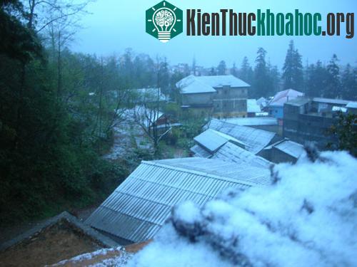 Tuyết rơi trên mái nhà