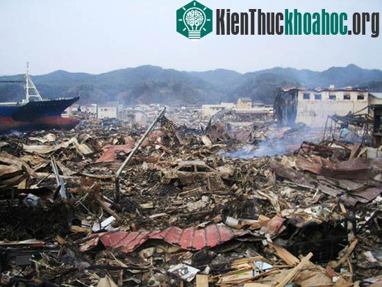 Cảnh hoang tàn tại ở thành phố Ofunato, tỉnh Iwate. Thành phố này nằm sát bờ biẻn Thái bình dương, nơi những con sóng thần xô vào.&nbsp;
