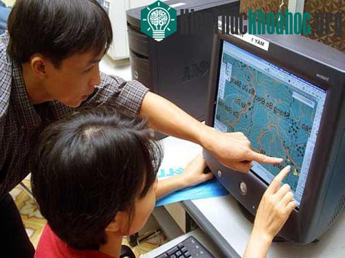 Dự báo thời tiết tại Trung tâm Dự báo Khí tượng Thủy văn Trung ương. (Ảnh: Như Ý)