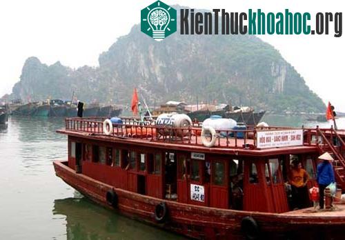 Gió mùa đông bắc trên vịnh Bắc Bộ mạnh cấp 7-8, tàu thuyền về nơi trú ẩn. (Ảnh: Hồng Khánh)