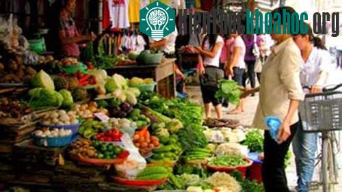 Tình hình thời tiết như hiện nay, cả người mua và người bán đều "choáng" với giá rau củ