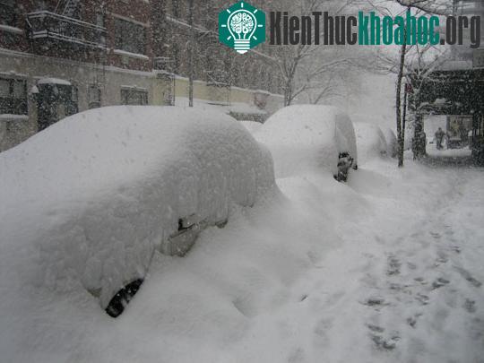 Tuyết rơi ngập một tuyến đường ở New York ngày 25/12.