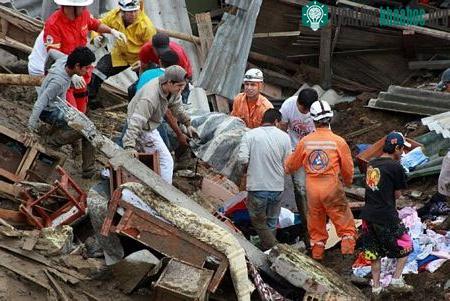 Mưa lớn đã làm một đỉnh đồi đổ sập xuống một khu dân cư.