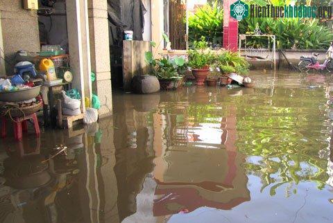 Nhà của hàng trăm hộ dân thuộc khu vực này bị nhấn chìm, nhiều đồ đạc bị hư hỏng vì không kịp kê lên cao.