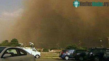 Bão cát nghiêm trọng “nhuộm đỏ” bầu trời Texas ảnh 1