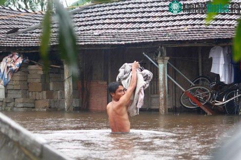 Người dân phải chuyển đồ đạc lên cao tránh lũ và sinh hoạt trong điều kiện khó khăn. (Ảnh: Nguyễn Đông)