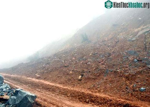 Mưa lớn làm sạt lở núi nghiêm trọng gây ách tắc giao thông, đe dọa tính mạng người đi đường trên tuyến Trà My (Quảng Nam) đi Trà Bồng - Dung Quất (Quảng Ngãi). (Ảnh: Trí Tín)