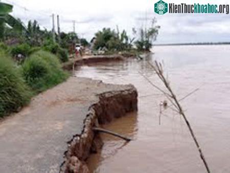 Nhiều tuyến đường bị sạt lở. (Ảnh: Gia Bảo)
