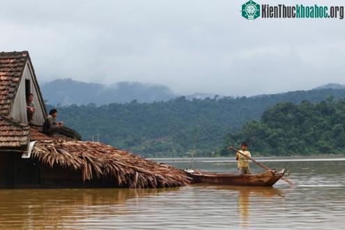 Nhiều người vẫn cố thủ trên nóc nhà để bảo vệ tài sản, chờ nước rút. (Ảnh: Nguyễn Đông)