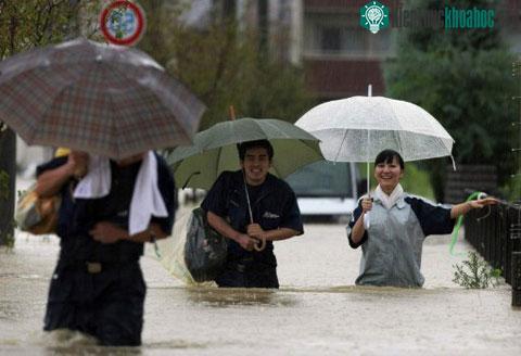 Hơn một triệu người được khuyến cáo đi sơ tán. (Ảnh: AFP)