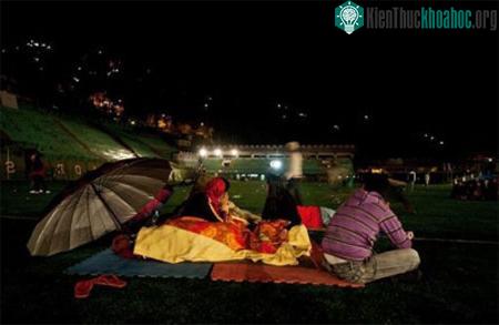 Cảnh sống tạm bợ tại sân vận động của người dân Gangtok. (Ảnh: AFP)