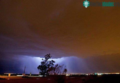 Ánh sáng mặt trời xuyên qua lớp bụi dày trên bầu trời phía trên thành phố Gilbert, bang Arizona. Đám bụi khổng lồ này có chiều rộng từ 80 tới 88km và cách mặt đất chừng 800m.