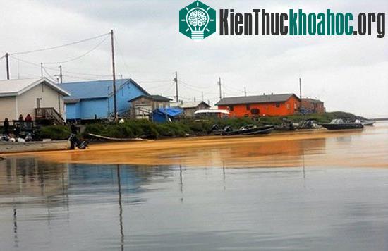 Chất cam lạ kỳ này bao phủ một vùng nước khá rộng ở Kivalina, Alaska (Ảnh: AP)