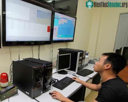 Theo dõi động đất tại Viện Vật lý địa cầu (Ảnh: Như Ý)