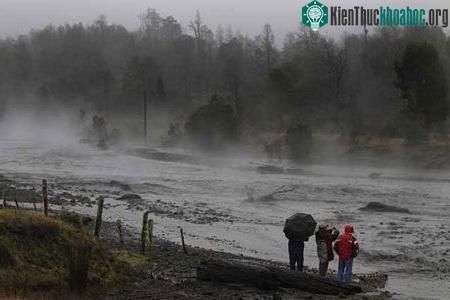 Núi lửa Puyehue-Cordon-Caulle, nằm cách thủ đô Santiago khoảng 800km về phía nam, đã thức giấc lần đầu tiên kể từ năm 1960