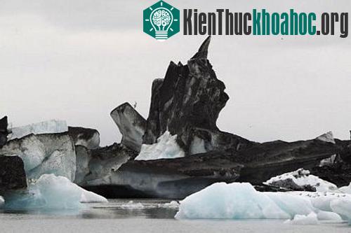 Tro bụi núi lửa nhuộm đen sông băng Vatnajokull