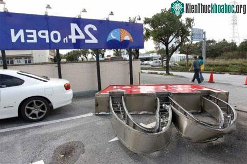 Một tấm biển cửa hàng McDonald bị bão Songda đánh sâp tại Okinawa, Nhật Bản