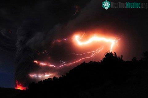 Cận cảnh núi lửa Puyehue phun trào