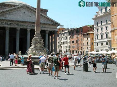 Người Italy chạy khỏi thủ đô vì sợ động đất ảnh 1