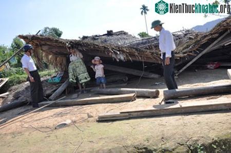 Hà Tĩnh: Lốc xoáy tàn phá hàng trăm ngôi nhà ảnh 1
