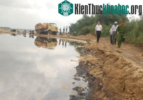 Sông Trà Khúc bị nhuộm đen bởi 14,5 tấn dầu FO ảnh 1