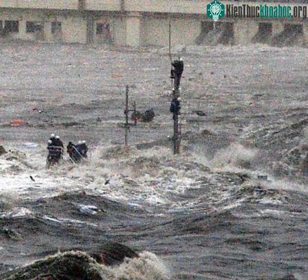 Hình ảnh mới về khoảnh khắc sóng thần ập đến Nhật ảnh 1