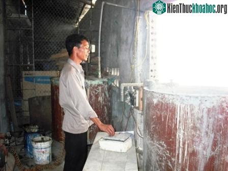 Anh Lượng đang khởi động chiếc máy nhào bê tông tạo ra những viên gạch siêu nhẹ