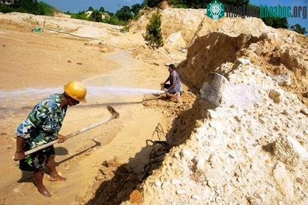 Khai thác đất hiếm ở Trung Quốc