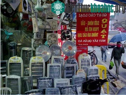Giá rét khiến nhiều khách hàng chọn mua đồ sưởi ấm chạy điện.