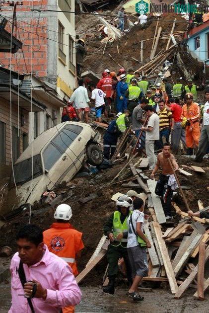 Giới chức cho biết 16 ngôi nhà đã bị chôn vùi dưới bùn đất.