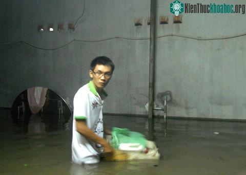 Có nơi nước ngập ngang lưng quần, chỗ sâu nhất đến 1,5m.